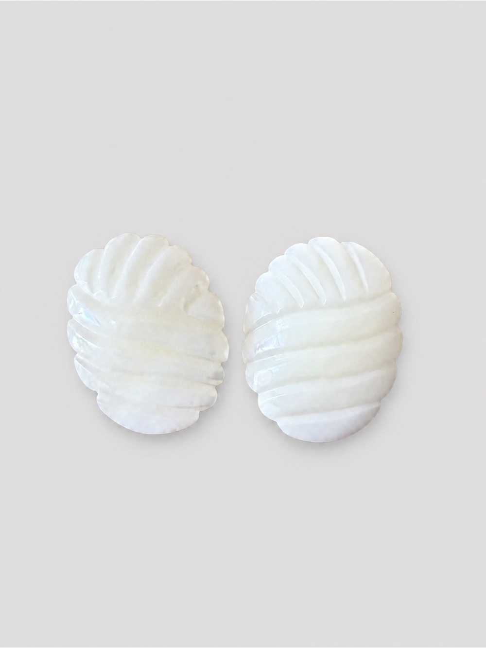 Vintage Carved Mother of Pearl Shell Oval Post Earrings Scalloped MOP EUC